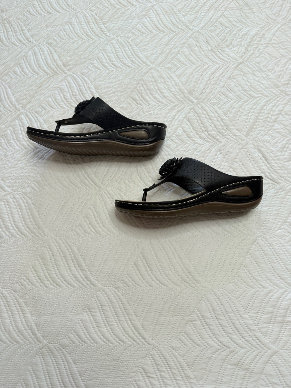 American Exchange Women’s Black Floral Toe-Ring Slide Sandals. Size 11 - Picture 3 of 7